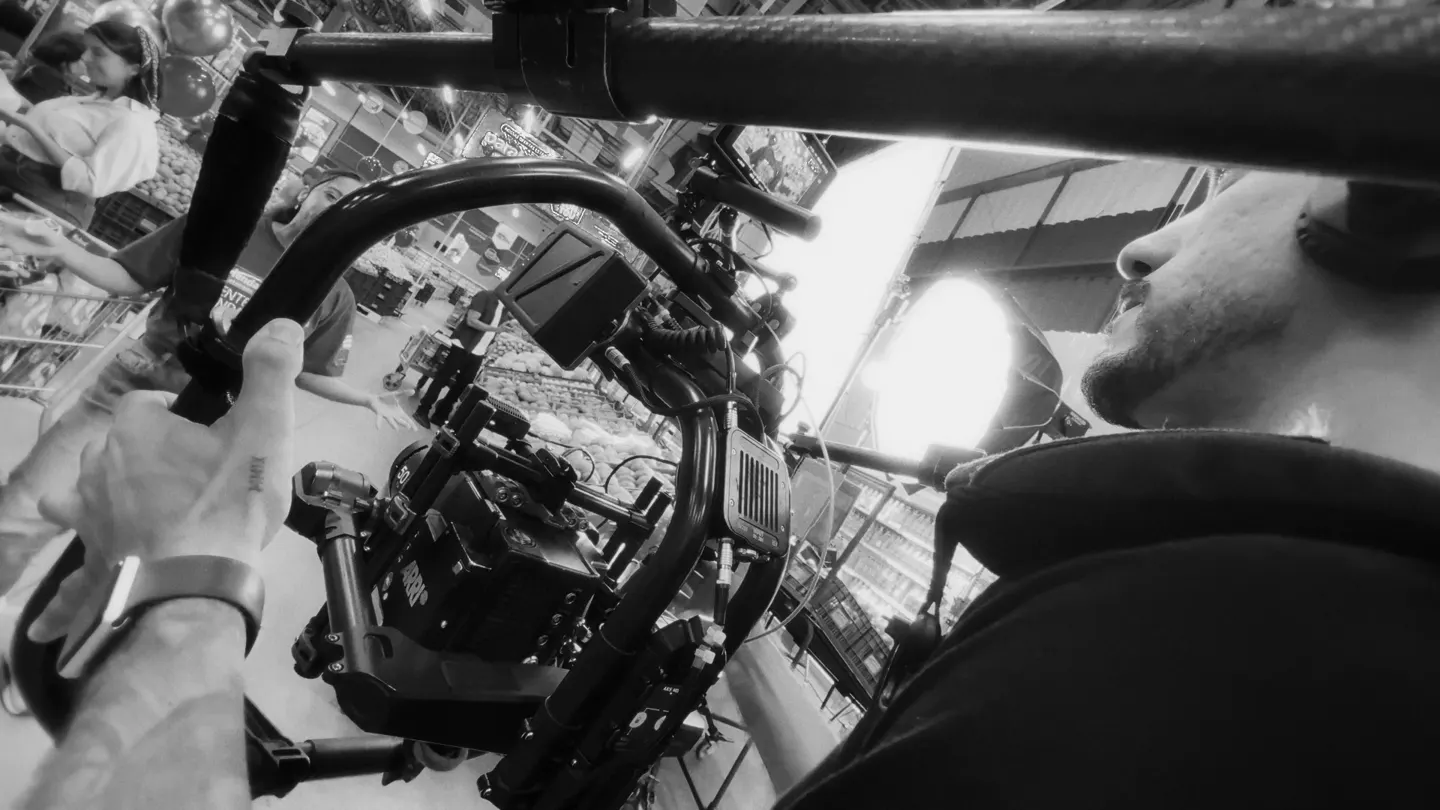 Operador com a câmera no gimbal gravando no supermercado