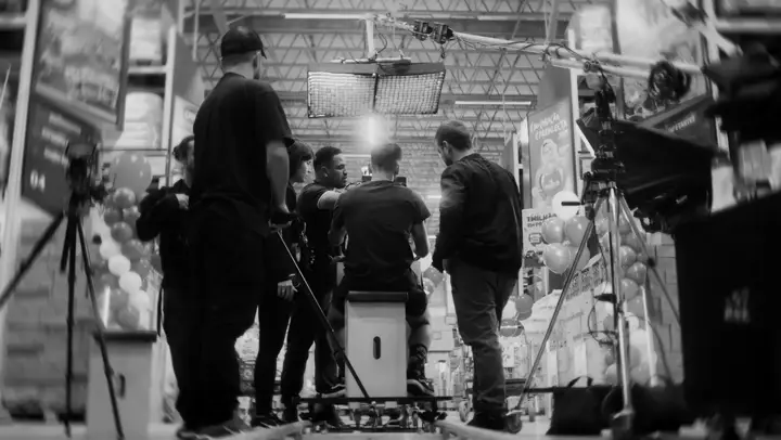 Equipe de filmagem no set, em preto e branco