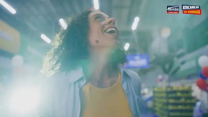 Mulher rindo no corredor do supermercado